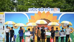 Hoa hậu Thanh Thủy tài trợ tiền học cho trẻ em nghèo