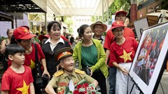 Ra mắt sách ảnh và khai mạc triển lãm “50 năm niềm vui thống nhất”