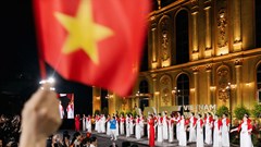 Thí sinh Miss Grand Vietnam 2025 diện áo dài hát mừng Quốc khánh tại show thời trang