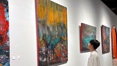 Khoảng lặng hội họa của một nữ sĩ quan