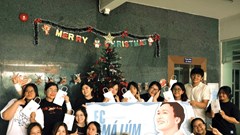 Lâm Thanh Nhã - phim 'Mưa đỏ' cùng nhóm FC tổ chức Giáng sinh cho trẻ em Tam Bình