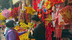 Không khí chuẩn bị Tết rộn ràng trên những cung đường TP.HCM