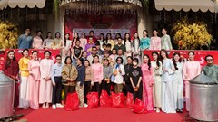 Trao quà, vé xe và lì xì cho người khó khăn trong “Tết Hạnh phúc” mùa 4