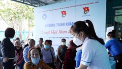 Hội Thầy thuốc trẻ Việt Nam khám bệnh, tặng quà người dân TP.HCM 