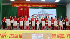 Khám bệnh, trao quà cho người dân và học sinh có hoàn cảnh khó khăn tại Lâm Đồng  ​