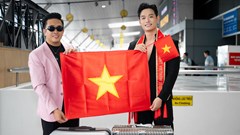 Trần Tiến Dũng catwalk, hô vang “Việt Nam” trước giờ sang Sri Lanka