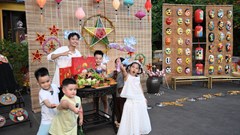Các bố “lăn xả” để con có một đêm trăng rằm đáng nhớ