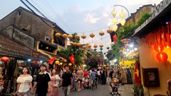 Bất chấp ảnh hưởng thời tiết và giá cả, Hội An vẫn ngồn ngộn khách