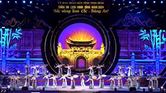 Hàng vạn du khách và người dân tham dự từ ngày đầu