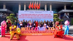 Lạng Sơn đón đoàn khách du lịch quốc tế đầu tiên năm 2025 qua cửa khẩu Hữu Nghị