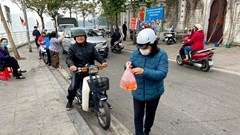 Người dân Thủ đô thả cá tiễn ông Công, ông Táo