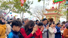Người dân Thủ đô tấp nập đi chùa đầu năm mới 