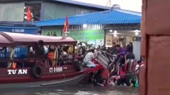 Nhiều khách rơi xuống sông khi tham quan chợ nổi Cái Răng