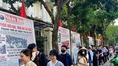 Người dân xếp hàng dài đón nhận phụ san đặc biệt của Báo Nhân Dân