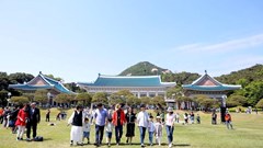 Người dân Hàn Quốc và du khách đổ xô đến Cheong Wa Dae