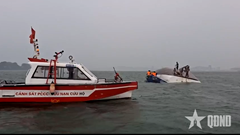 Tàu khách bị lật trên vịnh Hạ Long, 53 người trên tàu