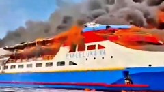 Hàng trăm hành khách nhảy xuống biển thoát thân khi tàu bốc cháy ở Indonesia