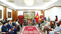 Trao tặng Bằng khen cho Đại sứ du lịch Lý Xương Căn 