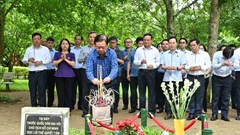 Phó Chủ tịch Quốc hội Lê Minh Hoan dâng hương tại đình Tân Trào