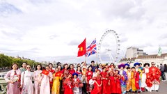 “Việt phục bộ hành London” - Tổ quốc trong tim, dù đi xa vạn dặm