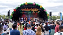 Áo dài Việt Nam rực rỡ tại Ngày hội văn hóa Đông Nam Á tại London