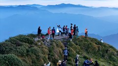 Chinh phục Lùng Cúng: Bắt đầu từ nhịp sống bản Mông