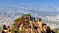 Giới trẻ Hàn Quốc rồng rắn lên núi cầu may sau câu nói của thầy phong thuỷ