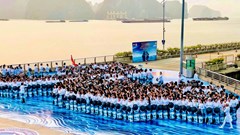 Áo dài Việt Nam tạo thành màn trình diễn kỷ lục bên bờ vịnh Hạ Long