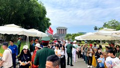 Hà Nội tặng 45.000 suất quà cho khách viếng Lăng Bác dịp 30.4 - 1.5