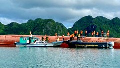 Lật tàu chở hàng trên vùng biển đặc khu Vân Đồn, còn 2 người mắc kẹt
