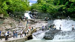 Bắc Ninh kiên quyết xử lý tình trạng đeo bám, chèo kéo khách du lịch