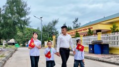 Xúc động lễ khai giảng chỉ có 1 thầy, 3 trò trên đảo Trần