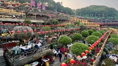 Người Trung Quốc trả 7,4 tỉ đô la cho “kinh tế đồng hành“