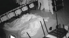 7 nhân viên quán ăn say ngủ, sáng dậy xem camera phát hiện cảnh tượng sợ hãi