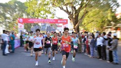 Hơn 1.700 vận động viên chinh phục đỉnh cao núi Bà Rá