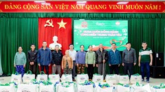 Carlsberg Việt Nam trao tặng 7.500 phần quà Tết cho các hộ gia đình khó khăn