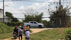 Bất an với cảnh người dân liều mình lưu thông qua đoạn đường tiềm ẩn tai nạn giao thông