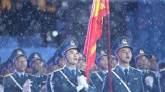 Đội mưa xem sơ duyệt diễu binh, diễu hành