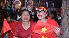 Người dân “lập chốt” qua đêm, chờ xem diễu binh, diễu hành chính thức mừng đại lễ 30.4