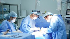 Cắt bỏ khối u khổng lồ, giành lại sự sống cho cụ ông 75 tuổi