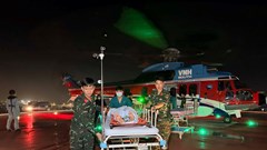 Căng thẳng chuyến bay cấp cứu vượt bão xuyên đêm từ Trường Sa về đất liền 