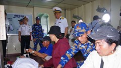 Đưa ngư dân bị tai nạn trên biển về đất liền điều trị an toàn