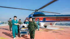 Trực thăng bay xuyên đêm đưa bệnh nhân từ Trường Sa về đất liền điều trị kịp thời