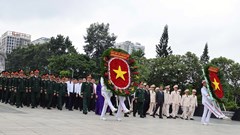 Lãnh đạo TP.HCM dâng hoa, dâng hương tưởng niệm các Anh hùng liệt sĩ