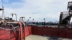 Cảnh sát biển bắt giữ phương tiện vận chuyển cát nhiễm mặn không rõ nguồn gốc