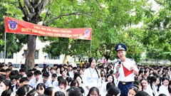 Cảnh sát biển về trường học tuyên truyền chống khai thác IUU