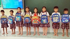 Báo Văn Hóa trao 70 suất quà cho học sinh tiểu học tỉnh Cà Mau