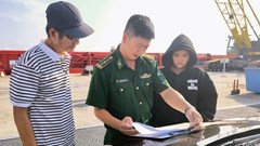 Bộ đội Biên phòng TP.HCM tiếp nhận ngư dân gặp nạn trên biển