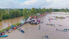 Khoảng 10.000 người trải nghiệm mùa nước nổi ở vùng biên giới Hồng Ngự 