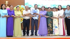 Đồng Tháp đỡ đầu học sinh khó khăn, neo đơn vùng biên đến trường
